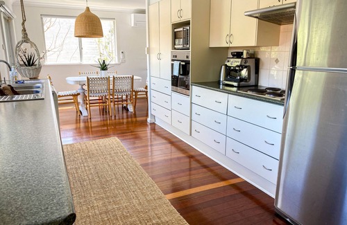 Flynns Beach House | Nobby's Beach House -A stones throw to beach