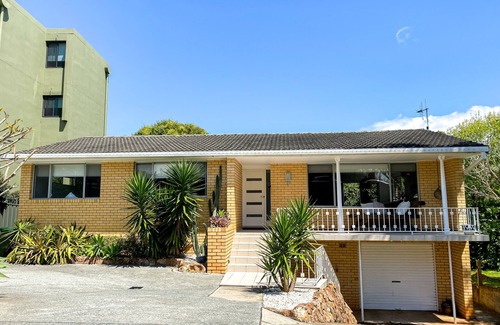 Flynns Beach House | Nobby's Beach House -A stones throw to beach