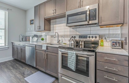 Villa Heights Apartment | ⭐️NoDa King Bed | ⭐️2 Smart TVs | 5mins to Uptown⭐️
