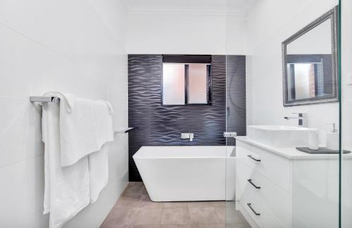 Glenelg North House | Noir Cottage Glenelg North