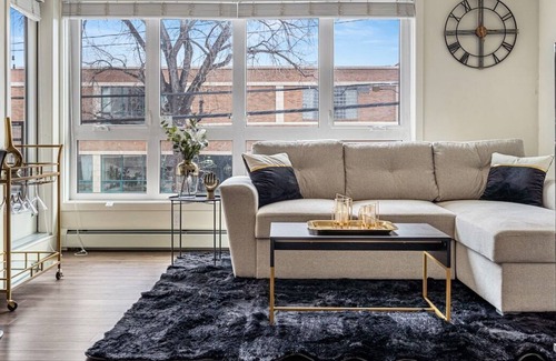 Mission District Apartment | Noir et Or Walk-up @ the Duke