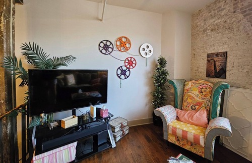 French Quarter Apartment | NOLA has ALL THE FESTIVITIES! SPACIOUS 1B/1B w/garage PARKING avail!