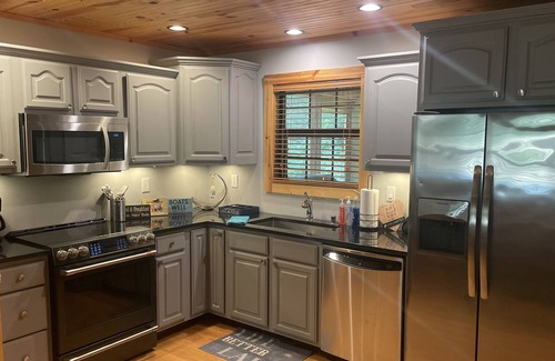 Cub Run House | Nolin Lake modern log cabin, walking distance/access to lake, near Mammoth Cave