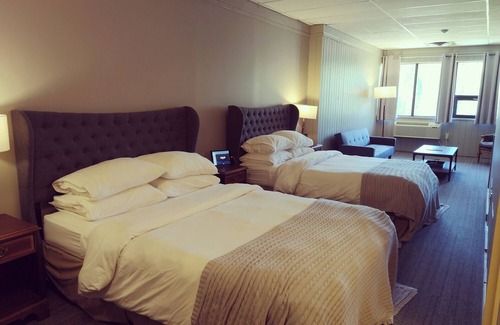 Harcourt Resort | Nomi - 305 Queen Studio (Family Room)