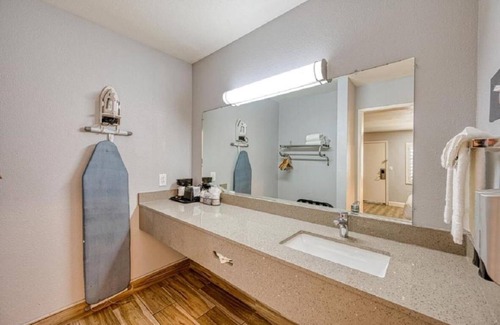 San Luis Obispo House | Non-Smoking 1 King Bed Suite
