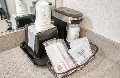 San Luis Obispo House | Non-Smoking 3 Queen Beds Suite