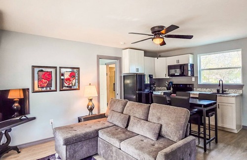 Checotah House | Nonie's Cozy Cottage I Home in Heart of Checotah