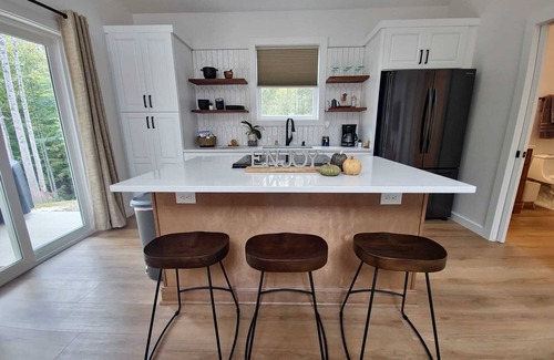 Boomer Cabin | Nook by the Brook- Panoramic Fall Views & Chef's Kitchen