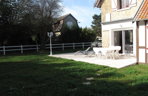 Merville-Franceville-Plage House | Norman house, completely renovated, seaside garden, terraces, wifi