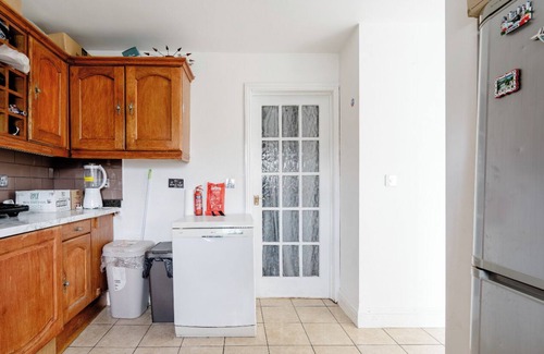 Townfield House | North Avenue Guest House Ltd, Heathrow Airport-Free Parking