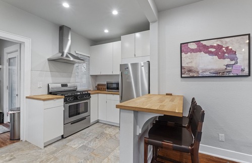 North University House | North Campus Craftsman—minutes walk from the UT campus in a quiet neighborhood.