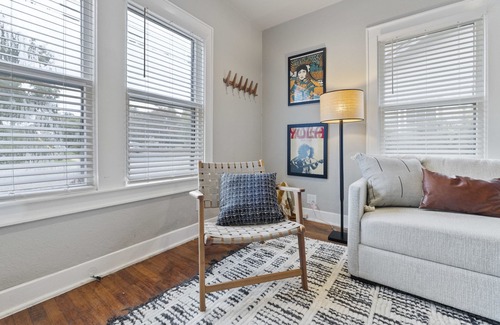 North University House | North Campus Craftsman—minutes walk from the UT campus in a quiet neighborhood.