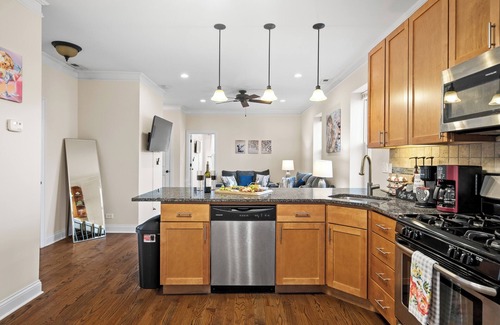 North Center Apartment | North Center King Bed with Ensuite Walkable Highly Rated Blackout Curtains