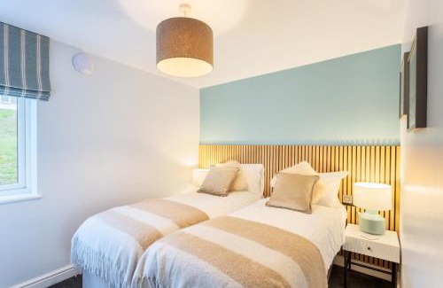Hele Apartment | North Devon Resort One bedroom sea view hot tub Residence