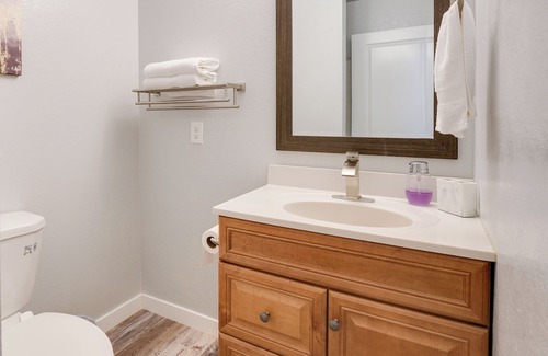 North Highlands Condo | North Highlands Condo ~ 11 Mi to Dtwn Sacramento!