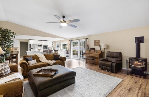 Edgewood Other | North Hill Homestead, 4 BR, king bed, jacuzzi tub, billiard room on 2.5 acres