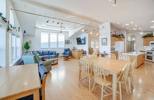 North Lakeport House | North Lakeport Home on Clear Lake: Boat + Unwind!