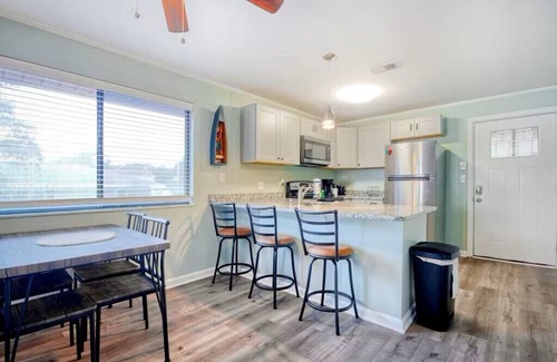 Crescent Beach Apartment | North Myrtle Retreat, 2bd 2ba apartment in 3unit building 1-block from the Beach