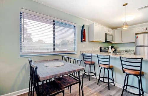 Crescent Beach Apartment | North Myrtle Retreat, 2bd 2ba apartment in 3unit building 1-block from the Beach