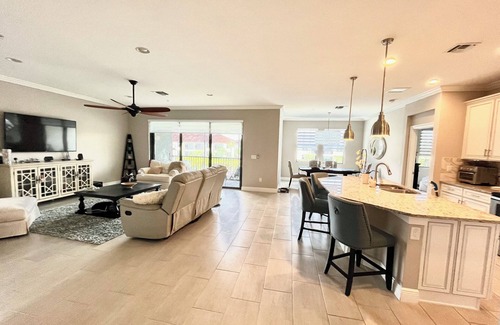 Naples Condo | North Naples Luxury Condo - west of I-75 - close to the best of Naples!
