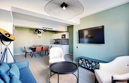Combat Apartment | North Paris Suite