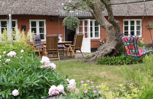 Almdorf House | North Sea - dream under thatch