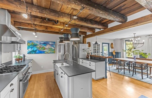 Moscow House | North Slope Haus - Modern 3BR, Hot Tub, Gym & Bar