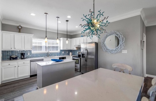 Tybee Island House | North Tybee house near lighthouse with ocean views and media room