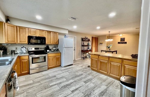 North San Antonio - SAT Cottage | Northern Hills 3BR Accessible Home Insurance & Relocation Housing Wi-Fi W/D