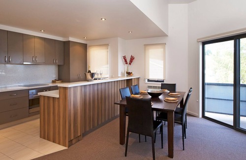 Jindabyne House | Northview 2 - Modern 2BR Townhouse l Lake View l Central Location l Spa Bath l WiFi