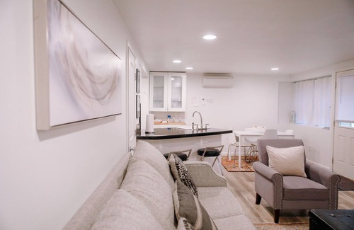 Uptown Apartment | Northwest Nob Hill 97 walk score! Free Parking! 600 sq.ft.