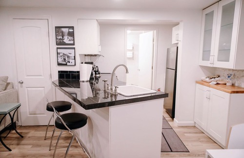 Uptown Apartment | Northwest Nob Hill 97 walk score! Free Parking! 600 sq.ft.
