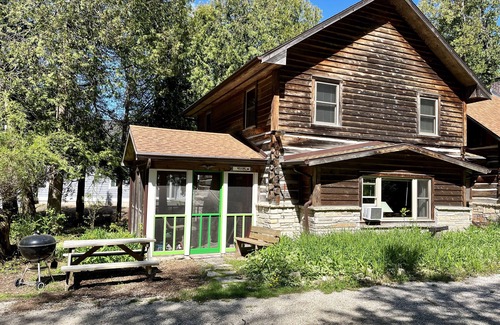 Ephraim House | Northwind Cottage #2, Dog Friendly! Walk to the Village and the Bay