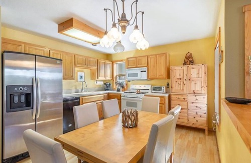 Truckee House | Northwoods Condo - by Tahoe Getaways- 2 BR MONTHLY Rental - Walk to HOA Pool, Gym, Tennis