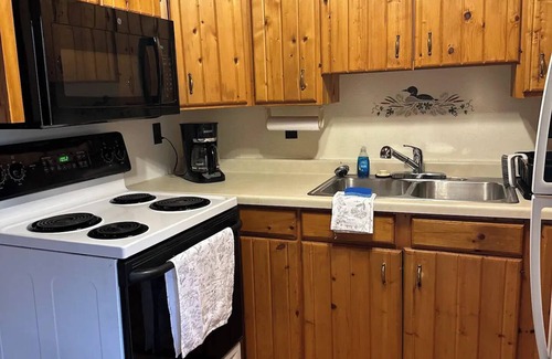 Lake Tomahawk Cabin | Northwoods getaway! Cozy 3-bedroom cabin in peaceful Lake Tomahawk with WiFi.