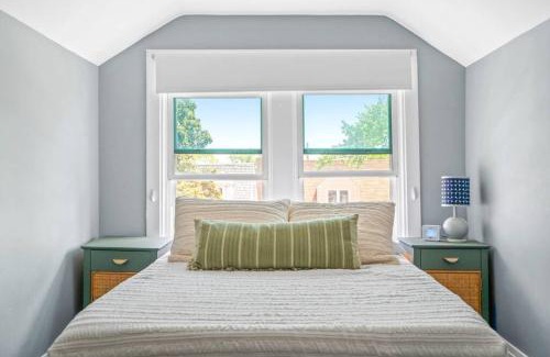 Norwood Park East Apartment | Norwood Park/Edison Park! Workstation & In-unit Laundry! 2nd Floor Apt