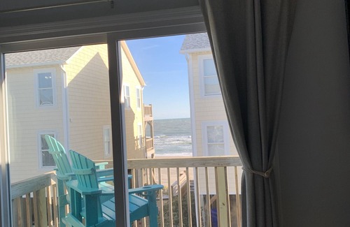 Surf City House | Not quite ocean front, but almost! Just a few steps to the sand! Pet friendly.