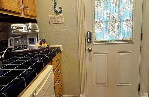 San Jacinto Cottage | Notable Galveston Cottage/Steps to Seawall Beaches, Sunrises & Local Fun