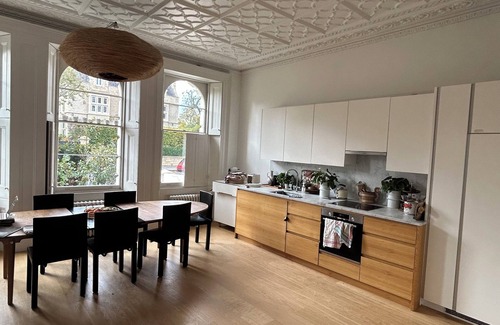 Norland Apartment | Notting Hill Enchanting 3-bedroom maisonette with private and communal garden.