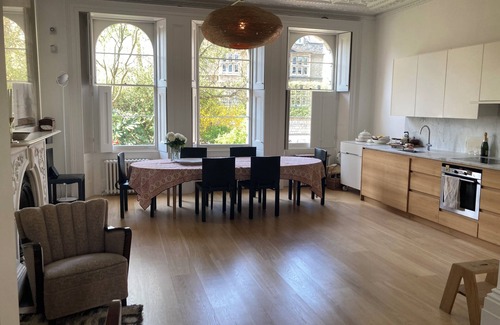 Norland Apartment | Notting Hill Enchanting 3-bedroom maisonette with private and communal garden.