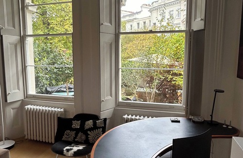 Norland Apartment | Notting Hill Enchanting 3-bedroom maisonette with private and communal garden.