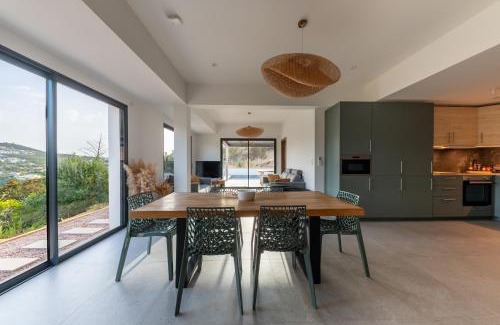 Molini Villa | NOUVEAUTÉ ! Magnifique villa de standing avec piscine, entre mer et montagnes, à 3 minutes des plus belles plages de la rive sud