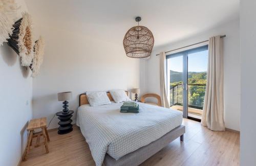 Molini Villa | NOUVEAUTÉ ! Magnifique villa de standing avec piscine, entre mer et montagnes, à 3 minutes des plus belles plages de la rive sud