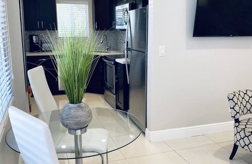 Pompano Beach Apartment | NOW ALSO MONTH TO MONTH LUXURY VACATION RENTAL - 3 MINUTES WALK TO THE BEACH