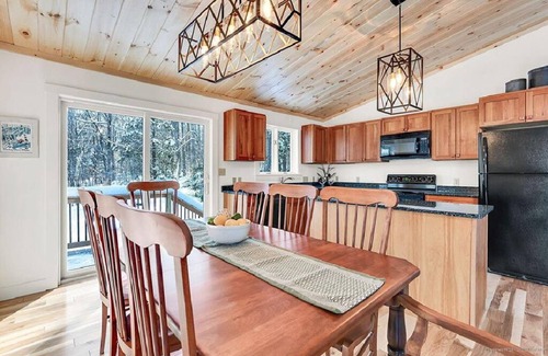 Sunday River Area House | Now booking winter 2025! Cozy ski home in HEART of resort! Pets ok. Sleeps 10!