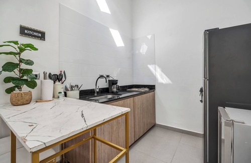 La Florida Apartment | NOWA-MAKONDO Spacious 6-bedroom-oversized hot tub, with WiFi, A/C in Provenza