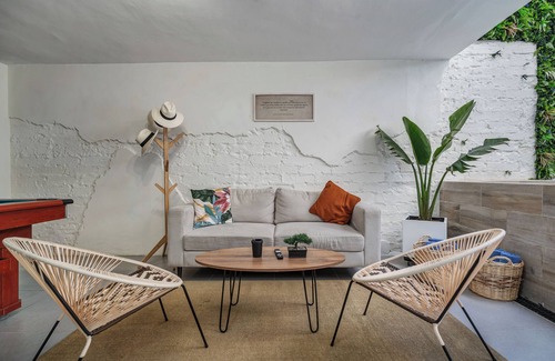 La Florida Apartment | NOWA-MAKONDO Spacious 6-bedroom-oversized hot tub, with WiFi, A/C in Provenza