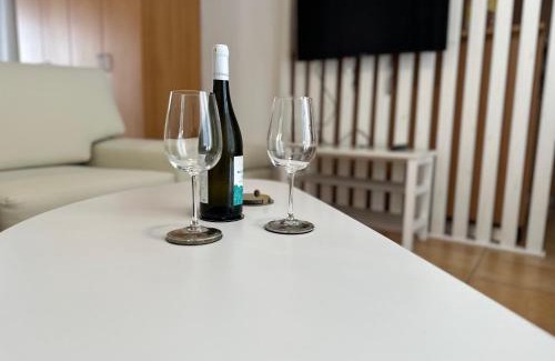 Larissa Apartment | Nr1 White appartment w Luxury BA between Train St. and DT