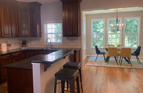 Peachtree City House | nTownhouse with pool, tennis courts and gym. Easy access to highway and Studios