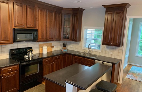 Peachtree City House | nTownhouse with pool, tennis courts and gym. Easy access to highway and Studios